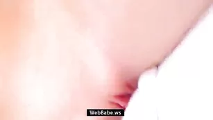 SoftCuteLily снимает трусики и нежно мастурбирукт