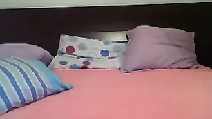 Порочная чикса Pink_Puss показывает красивую грудь