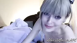 Милашка с челкой Alexis_SKinny балует себя со страпоном