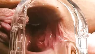 Замечательная сучка JustJuliy показывает широкое влагалище