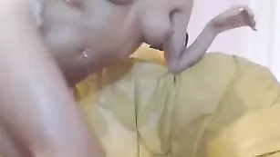 Роскошная шмарина HotDream разминает обе дырки