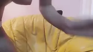 Роскошная шмарина HotDream разминает обе дырки