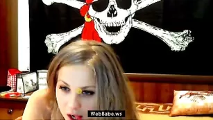 Сучка misskira натирает ручкой пизденку