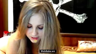 Сучка misskira натирает ручкой пизденку