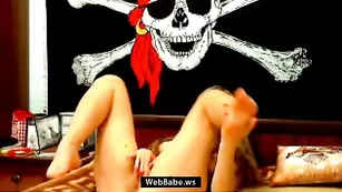 Сучка misskira натирает ручкой пизденку