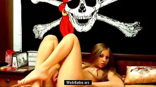 Сучка misskira натирает ручкой пизденку