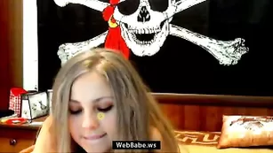 Сучка misskira натирает ручкой пизденку