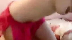 Скромная чикса Miiisha показывает только грудь