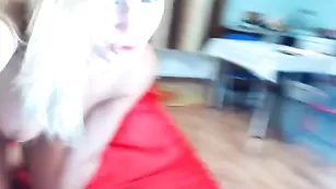 Соблазнительная краля Givemcumm наминает молочные железы