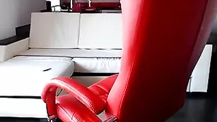 Озорная блонда Linda_0nline обсасывает секс игрушку