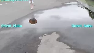 Распутная стерва Orient_Natsu мастурбирует на свежем воздухе