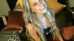 Веселая самка Crazy_Chloe блестяще общается во фри