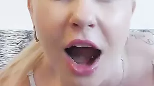 Грудастая самка LyalyaXX ублажает себя секс игрушкой