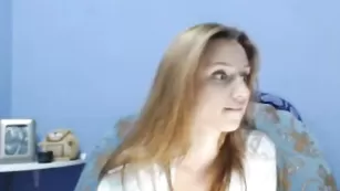 Привлекательная Klarasmile обнажает восхитительное тело