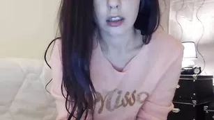 Миленькая брюнеточка Miss_maya насыщенно мастурбирует пизду