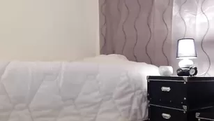 Миленькая брюнеточка Miss_maya насыщенно мастурбирует пизду