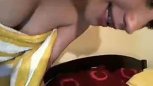 Похотливая брюнетка Sexatgym ласкает интимные места