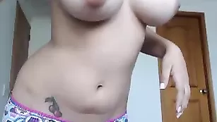 Роскошная стерва Taniaangel показывает большие сиськи