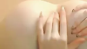 Пикантная малышка RedFoxxx теребит клитор
