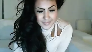 Изысканная красотка MakaylaDivine трахается секс машиной