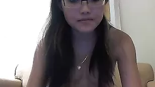 Жаркие телочки Little_Mine ебутся с большим дилдо