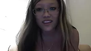 Жаркие телочки Little_Mine ебутся с большим дилдо