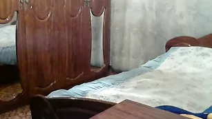 TinaSkvirt дала заценить свои большие сиськи, затем выебала себя самотыком