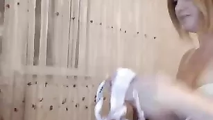 Crystalioness шлюшка сосет член