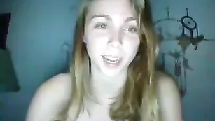 Молоденькая путана Jules1995 мастурбирует пальчиками