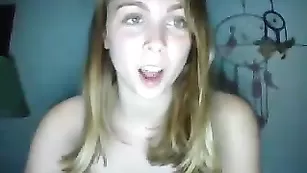 Молоденькая путана Jules1995 мастурбирует пальчиками