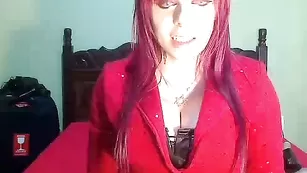 Рыжая немка Izavampira ласкает свои прелести