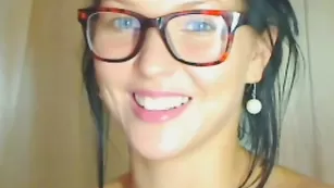 Брюнеточка MiaGreat любит хорошую дрочку