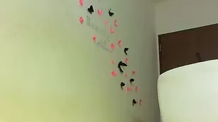 Молодая соска Caylin нежно себя ублажает