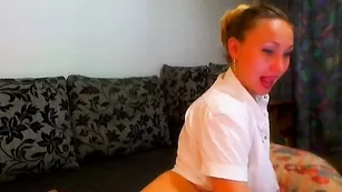 Горячая самка HotJannet трахает очко пальчиками