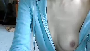 Светловолосая курва AmazingLily показывает натуральные сиси