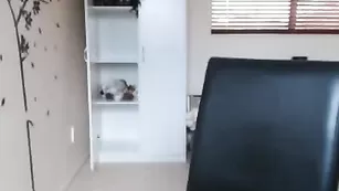 девочка с красивой фигурой трахает себя дилдо