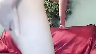 Симпатичная барышня Mizbehaven страстно дрочит киску