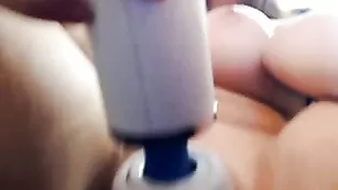 Грудастая курва AvaDawn трахает себя фаллосом