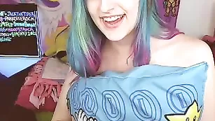 Необычная краля BabyZelda шалит с секс игрушками