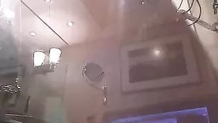 Красивая девка AspenRae танцует в душе и не только