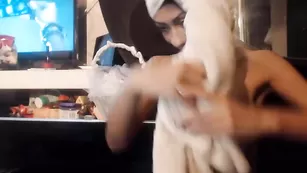 Очаровательная леди Evelyne92 общается после душа в чате