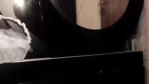 Очаровательная леди Evelyne92 общается после душа в чате