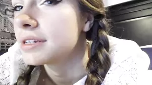 Молоденькая сучка Chroniclove мило общается