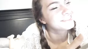 Молоденькая сучка Chroniclove мило общается