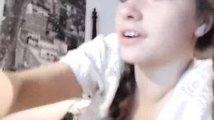 Молоденькая сучка Chroniclove мило общается