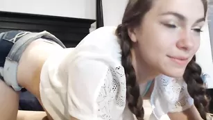 Молоденькая сучка Chroniclove мило общается