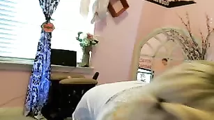 Сочная блонда TheBadGF танцует в нижнем белье