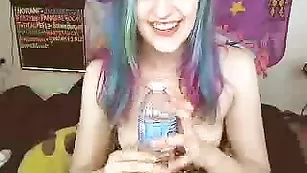 Крашеная потаскушка BabyZelda демонстрирует маленькие сиськи