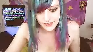 Крашеная потаскушка BabyZelda демонстрирует маленькие сиськи