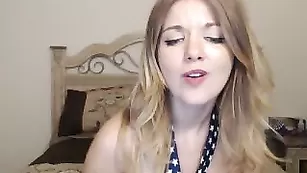 Татуированная красотка Charli_Snow позирует в трусиках